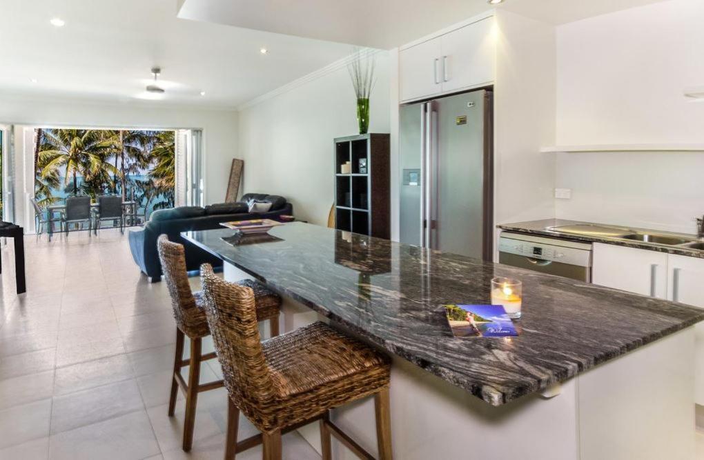 Island Views Beachfront Apartments بالم كوف المظهر الخارجي الصورة